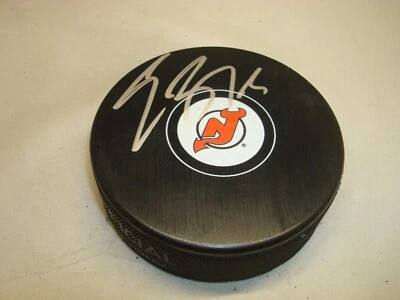 Disco de hockey autografiado 1E de los New Jersey Devils firmado por Travis Zajac Foto 1 de 2