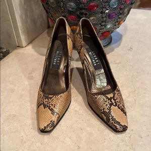 Tacones de piel de serpiente Stuart Weitzman en color tostado y negro talla 6,5 B - Imagen 1 de 11