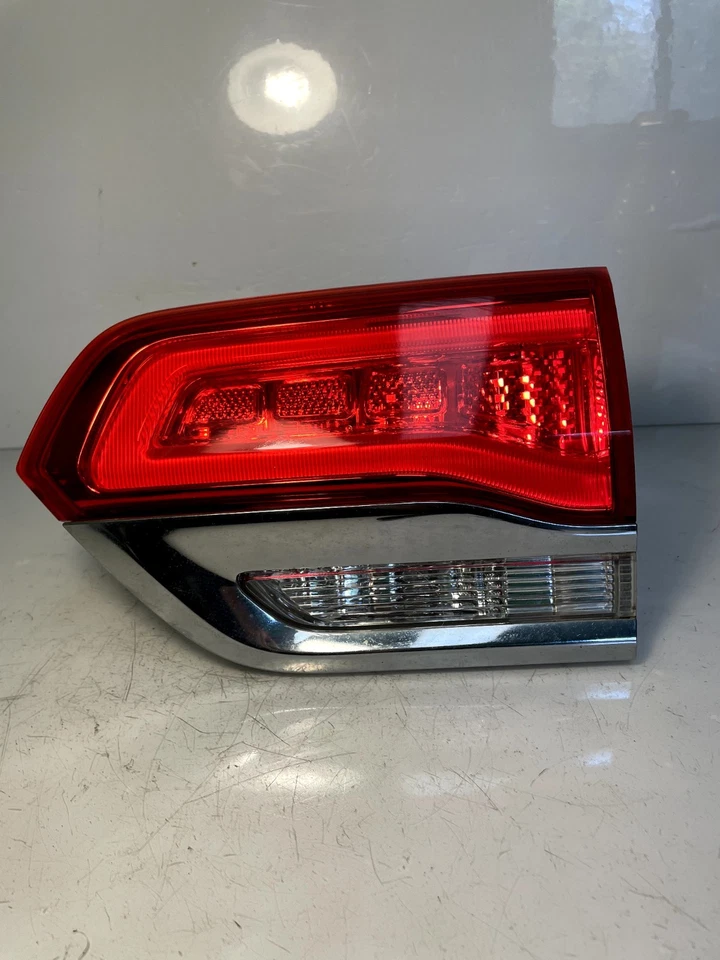 Luz trasera interior LED OEM lado del pasajero derecha EE0-L20 Jeep Grand Cherokee 2014-2021 Foto 1 de 4