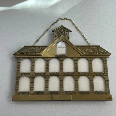 Marco de fotos colgante de casa escolar Lillian Vernon con K-12 Katherine Foto 1 de 4