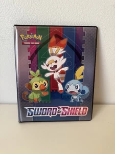 Pokemon Sword And Shield Six Page Jumbo Card Binder - Starters/Legendaries 6x8 - Foto 1 di 4