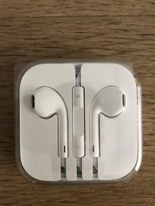 Apple EarPods With 3.5mm Headphone Plug for iPhone, iPad, MacBook Pro - Picture 1 of 3