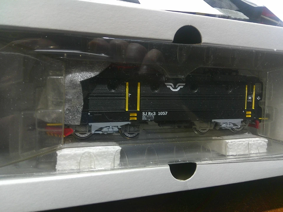 MARKLIN HO SCALE # 37416 ELECTRIC LOCOMOTIVE-SWEDISH STATE RAILWAY ( SJ ) - Image 1 of 4