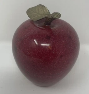 Roter polierter Stein Apfel mit Messingstiel & Blatt Briefbeschwerer Dekor Lehrer schwer - Bild 1 von 5