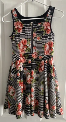 Pippa & Julie girls dress size 10 black/white design with flowers - Image 1 of 4