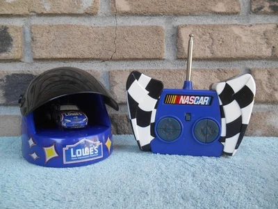 Coche de colección Road Champs Jimmie Johnson # 48 Lowes 2003 con control remoto con casco Foto 1 de 4