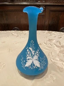 Antico Vaso In Vetro Opaline Lavorazione In Rilievo Tipo Wychwood Altezza 28cm - Foto 1 di 4