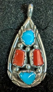 Vintage Navajo Türkis Steine & Koralle Sterlingsilber Anhänger Größe 1-1/2" x 5/8" - Bild 1 von 3