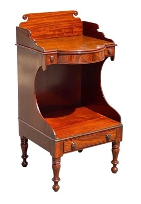 Антикварная умывальница из красного дерева Массачусетс с 3 ящиками и прокручиваемой галереей - Изображение 1 из 4