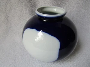 Jarrón de porcelana Limoges France moderno azul cobalto/blanco redondo 11x12 cm intacto - Imagen 1 de 7