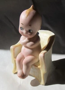 Vintage Biskuitporzellan Kewpie sitzend auf Rattanstuhl The Governor - Bild 1 von 9