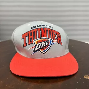 Oklahoma City Thunder Sombrero Gorra Snap Back Gris Naranja Mitchell Ness NBA Ajustable - Imagen 1 de 7