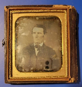 Antike Daguerreotypie von 1850 - schlanker Herr, Piercingaugen - 3 1/4 x 3 1/2" - Bild 1 von 3