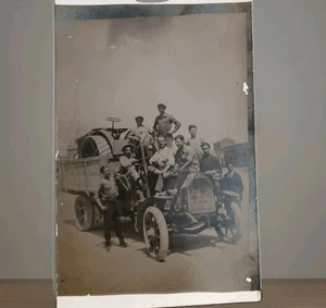 ITALIA Foto formato cartolina primi 900 Autocarro con sopra Trattore e 9 Operai  - Foto 1 di 2