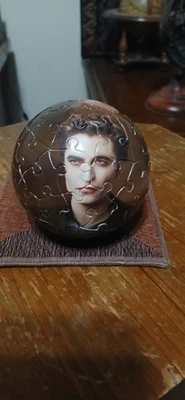 Usado Veja Fotos Crepúsculo Lua Nova Edward Cullen Puzzle Ball 3” 1 Peça Empurrada - Imagem 1 de 4