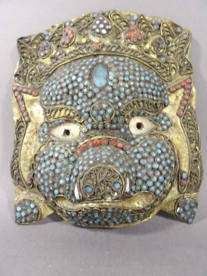 NEPAL TIBET Masque rituel ancien cochon laiton incrustations turquoise, corail  - Photo 1/4