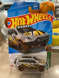 2023 Hot Wheels 1:64, Chrysler Pacifica #88, Mud Studs 1/5 Argento, NIP - Foto 1 di 1