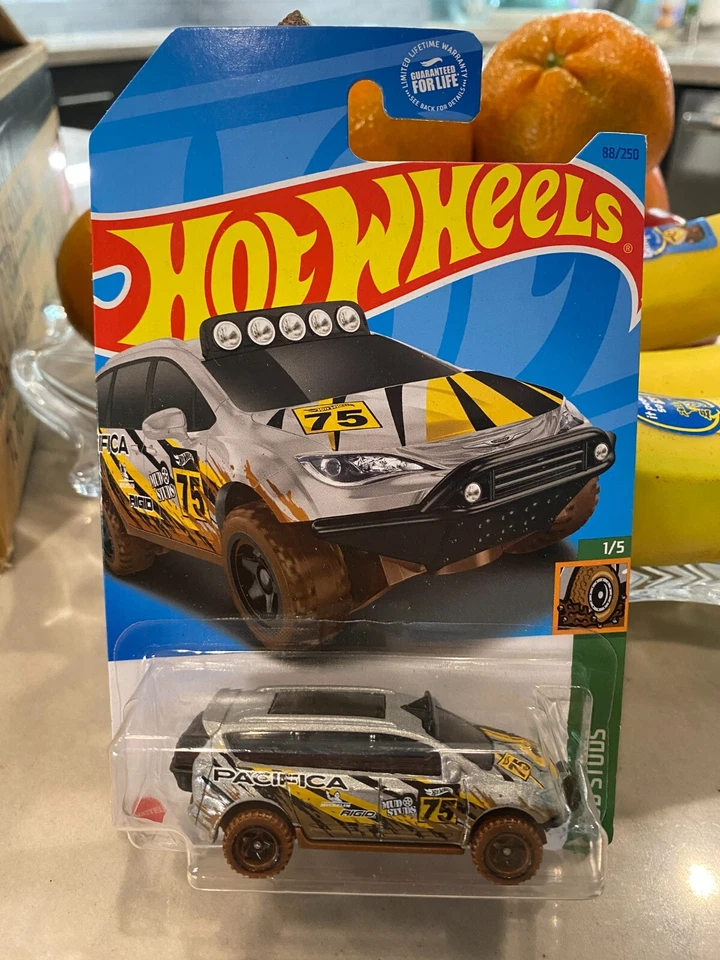 2023 Hot Wheels 1:64, Chrysler Pacifica #88, Mud Studs 1/5 Argento, NIP - Immagine 1 di 1
