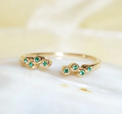 Anillo ajustable de piedras preciosas de esmeralda natural de oro macizo de 10k tamaño disponible Foto 1 de 4