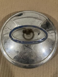 1932-1934 Ford Locking Hubcap With Key And In Working Condition - Picture 1 of 3
