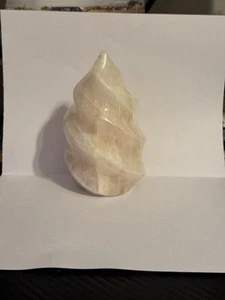 White and cream marble spiral sculpture - Picture 1 of 3