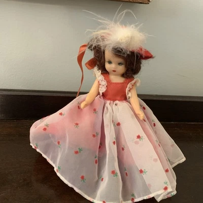 Кукла Nancy Ann Storybook платье с красной вышивкой с перьевым капотом - Изображение 1 из 2