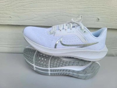 NEW NIKE WOMEN'S  AIR ZOOM PEGASUS 40 DV3854 101  SZ 10 - Image 1 of 4