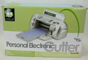 CRICUT CRV001 PERSONAL ELECTRIC CUTTER GEORGE AND BASIC SHAPES W/ORIGINAL BOX! - Imagen 1 de 3