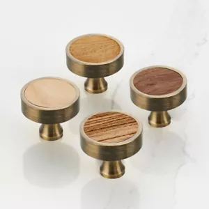 Pomelli per porta armadio in ottone massiccio con inserto in legno finitura oro antico - Foto 1 di 18