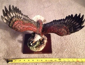Estatuilla decorativa grande majestuosa águila calva americana sobre serpientes 7"x13"x15". - Imagen 1 de 12