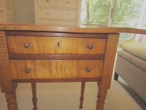 MESA DE COSER ARCE LLAMA 1820-30, TIRADORES DE LATÓN, TAPA 36''X 17 1/2 ''PÁTINA, COLA DE MILANO - Imagen 1 de 22