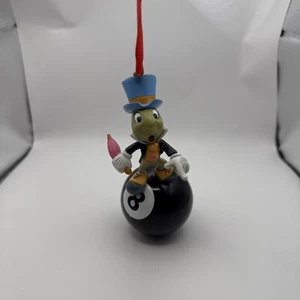 BRANDNEU DISNEY SKIZZENBUCH ORNAMENT JIMINY CRICKET AUF EINEM 8 BALL IN DER HAND - Bild 1 von 10