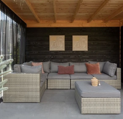 Juego de muebles de exterior muy cómodo con primos y mesa pequeña isla Foto 1 de 4