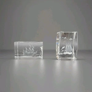 Lotto 2 fermacarte vintage acrilico 3D lucite acquaforte nave a vela barca - difettosi - Foto 1 di 14