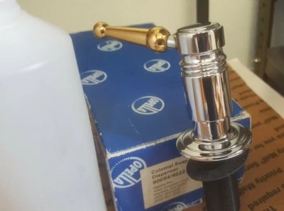 Dispensador de sabão e loção colonial OPELLA 90094/4022 -- cromado com destaque dourado - Imagem 1 de 4