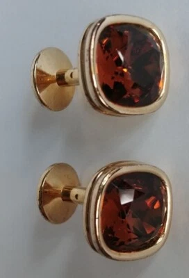 Gemelos redondos de cristal ámbar tono dorado con logotipo de cisne de Swarovski Foto 1 de 4