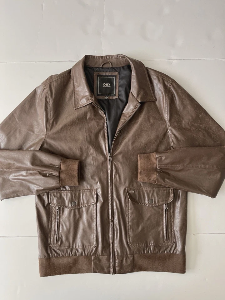 Chaqueta Bomber Obey Propaganda Imitación Cuero Hombres L Marrón Cuello Cremallera Completa  Foto 1 de 4