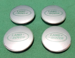 INSIGNIA DE RUEDA LAND ROVER DEFENDER L663 x4 TAPAS CENTRALES PLATEADAS GENUINAS LR137853 - Imagen 1 de 4