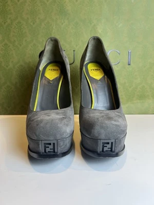 Tacones de gamuza gris y amarillo Fendi para mujer talla 9 apenas usados Foto 1 de 4
