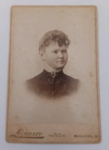 CIRCA 1890s CABINET CARD Brown Photography Lady in Black Dress Marshalltown Iowa - Picture 1 of 4