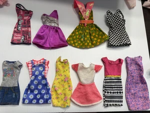 Barbie Kleidung gemischt versch. Konvolut 10 Kleider Barbie teils Vintage - Bild 1 von 12