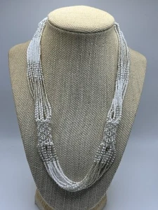 Collana multifilo artigianale artigianale perle semi bianche e argento - Foto 1 di 9