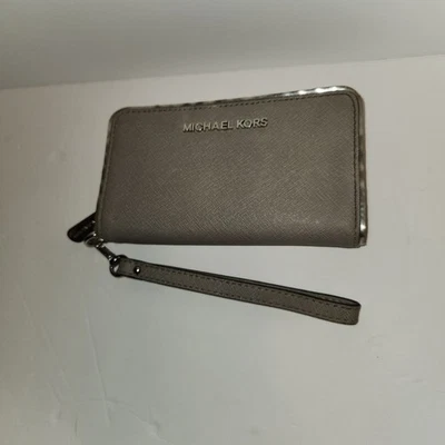 Cartera de muñeca Michael Kors de cuero gris plegable para mujer con ranuras para tarjetas de crédito Foto 1 de 4