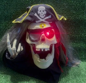 Vintage 2005 Gemmy Halloween bewegungsaktivierter animierter Pirat sprechender Schädel VIDEO - Bild 1 von 7