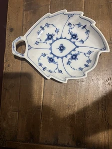 Plato Royal Copenhagen azul acanalado medio encaje en forma de hoja 9" - Imagen 1 de 7