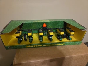 1/16 John Deere MaxEmerge 6- Row Planter - Picture 1 of 6