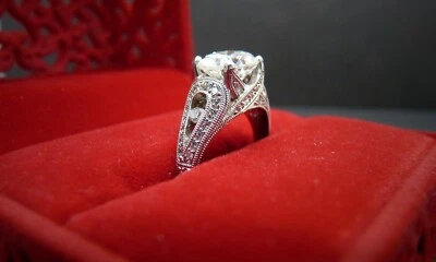 Anillo de compromiso grande de platino macizo y diamantes naturales ovalados de 2,1 quilates Foto 1 de 4