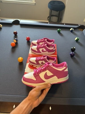Nike Dunk Low Active Rosa Fucsia/Blanco, Talla 6.5y u 8w Foto 1 de 4