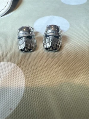 STAR WARS - STORM TROOPER - PENDIENTES PERFORADOS - Tono plateado LFL Firmado Foto 1 de 4