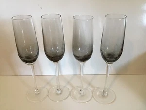 "Juego de (4) copas de champán estriadas gris humo Pier 1 9 7/8"" - Descontinuar" - Imagen 1 de 6
